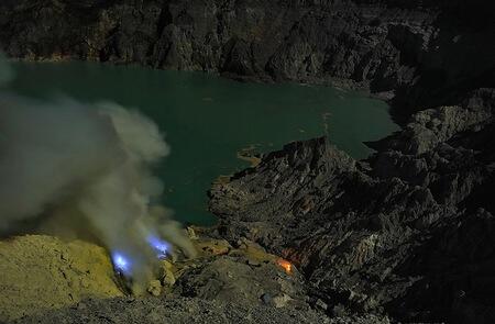 Ada Sungai Biru Misterius di Kawah Gunung Ijen