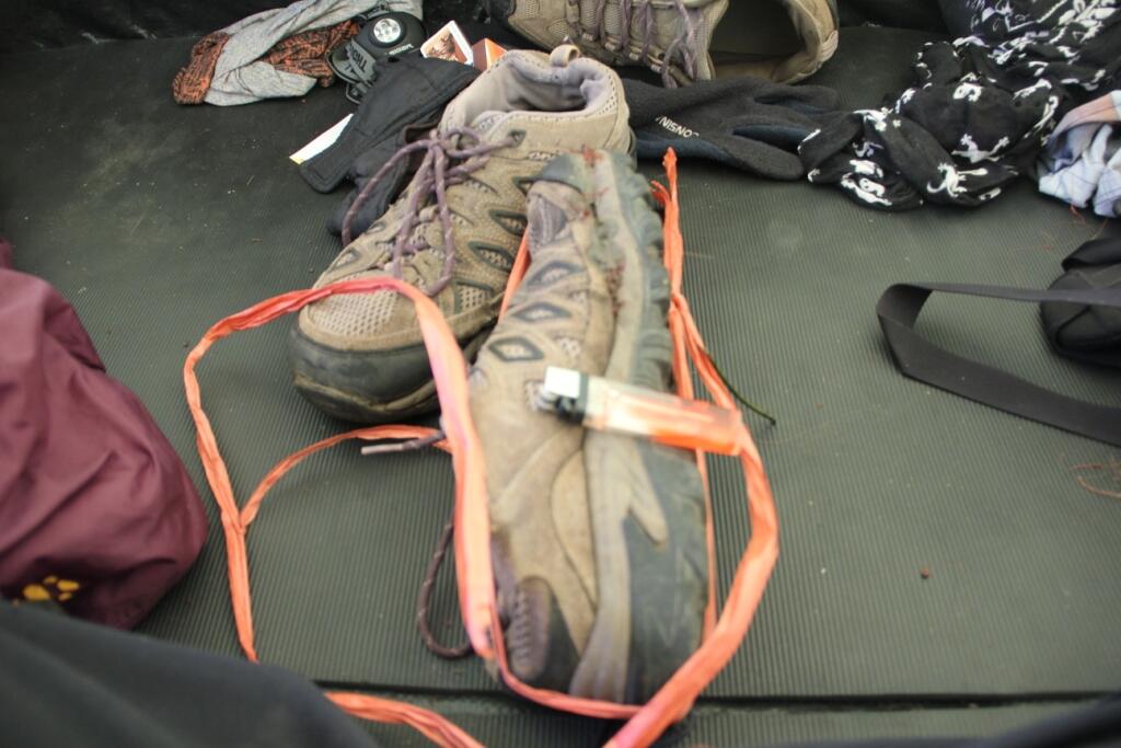 Teknik perbaiki sepatu gunung saat mendaki " Edisi Sepatu Mengangak"