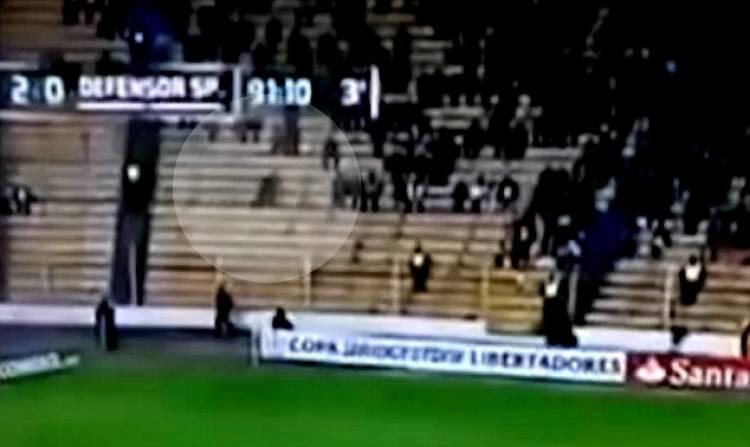 Video Sosok Hantu Berlari di Kerumunan Penonton Sepak Bola