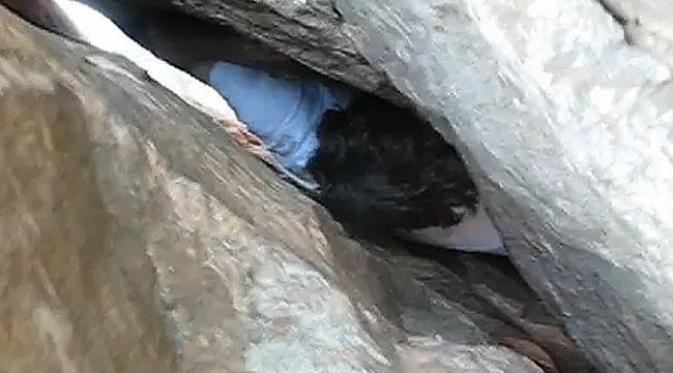 Pemanjat Tebing iniTerjepit di Antara 2 Dinding Batu gan