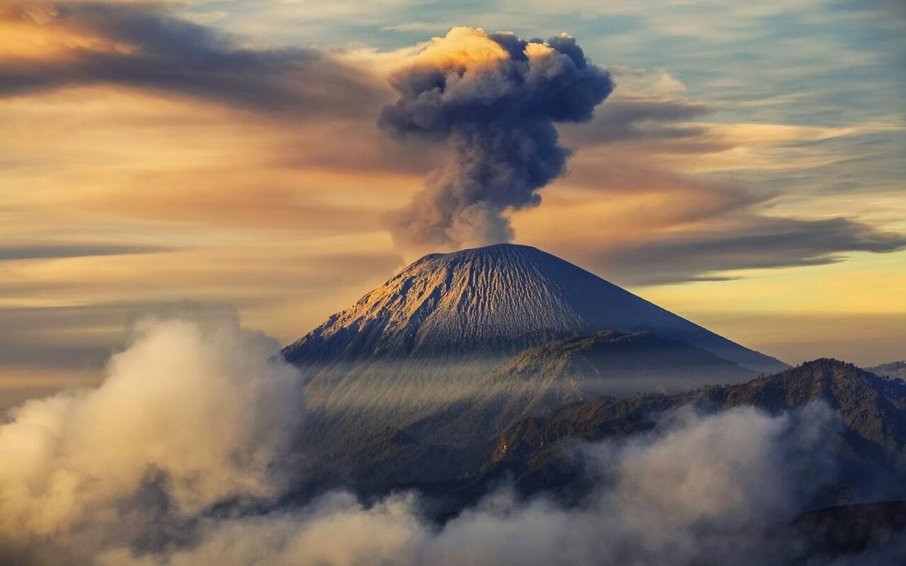 Indahnya Serba Serbi Gunung Semeru di INDONESIA