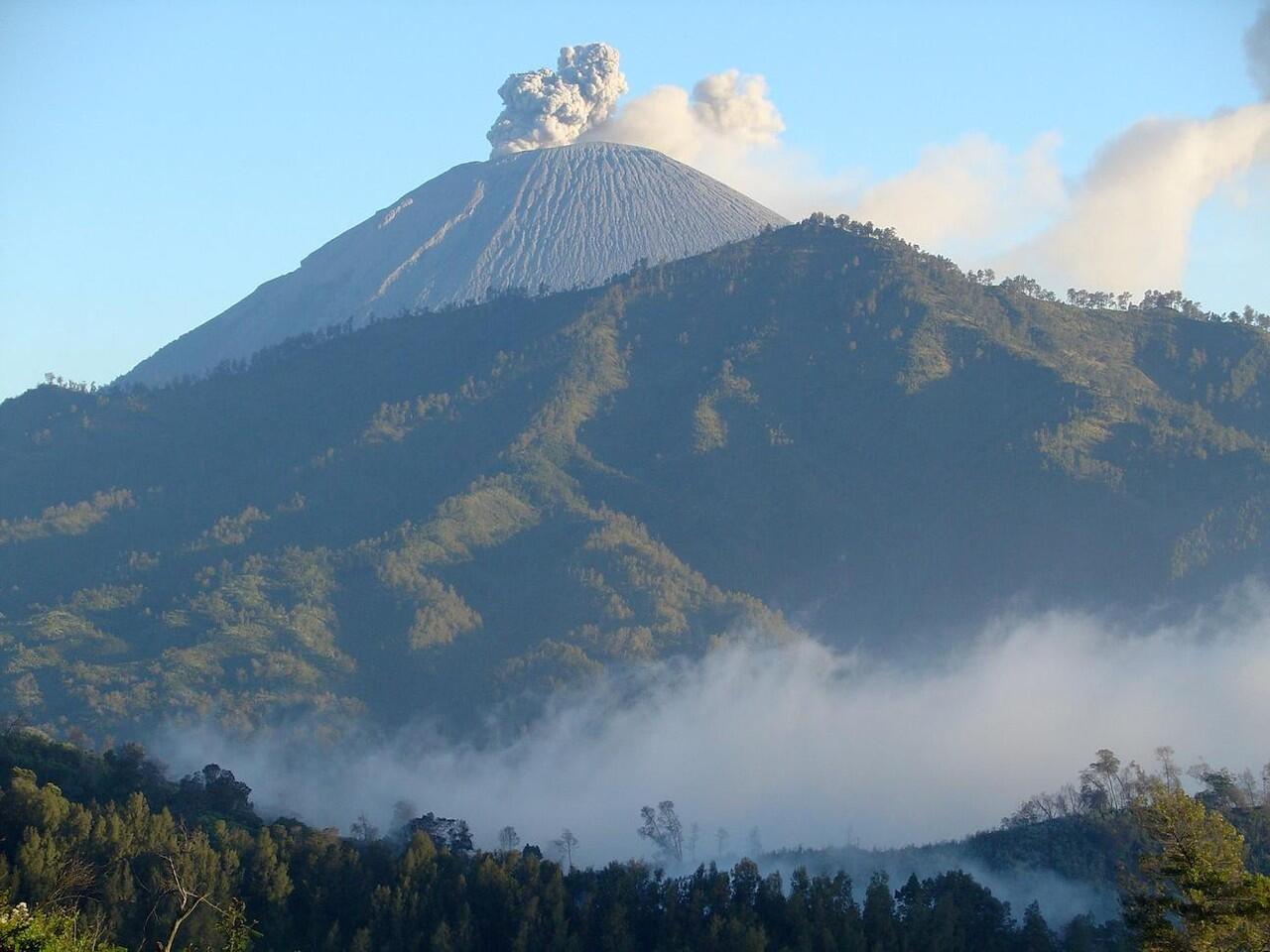 Indahnya Serba Serbi Gunung Semeru di INDONESIA