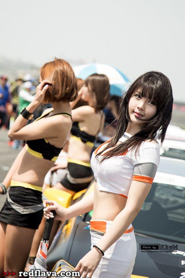 Senyuman Maut Model Seksi Korea di Ajang Korea Speed Festival