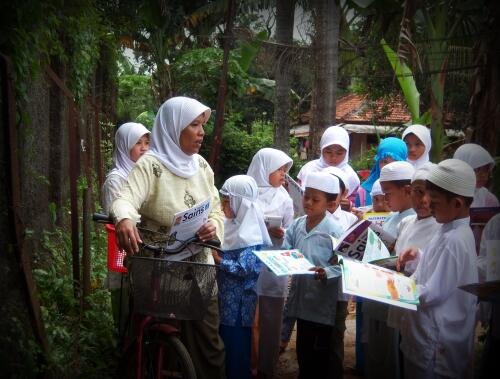 (Kisah Inspiratif) Ibu Kiswanti, Pendiri Warung Baca Lebakwangi