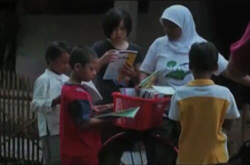 (Kisah Inspiratif) Ibu Kiswanti, Pendiri Warung Baca Lebakwangi