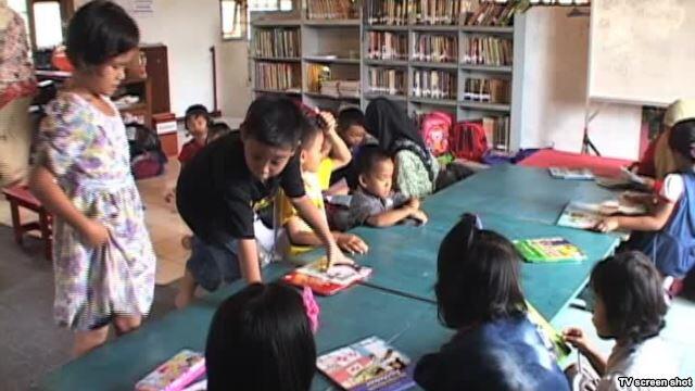 (Kisah Inspiratif) Ibu Kiswanti, Pendiri Warung Baca Lebakwangi