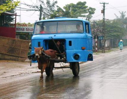 TRUK BERTENAGA ONE COW POWER ( TRUK HINO PUN LEWAT)