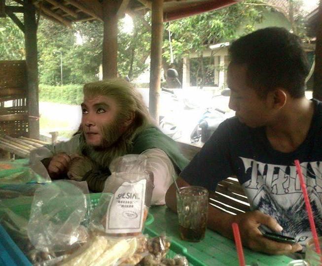 mencari kitab suci
