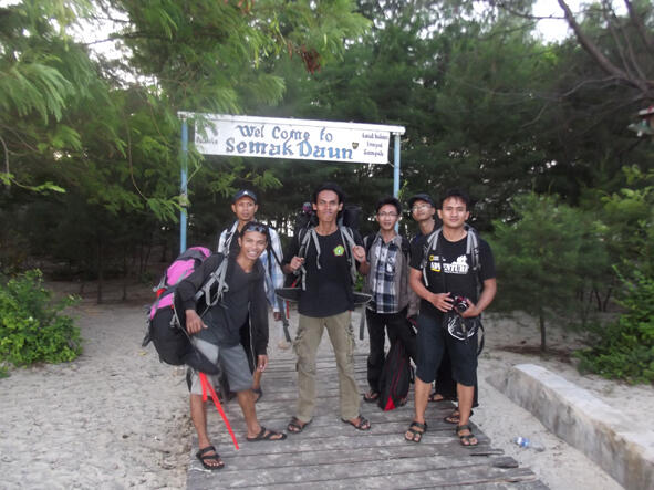 CAMPING di PULAU SEMAK DAUN