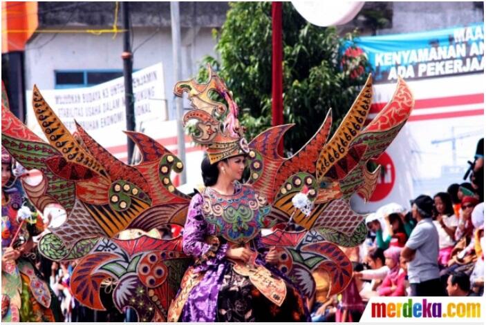 “Topeng Dalam Balutan Batik ” Meriahkan Banyumas Extravaganza 2014