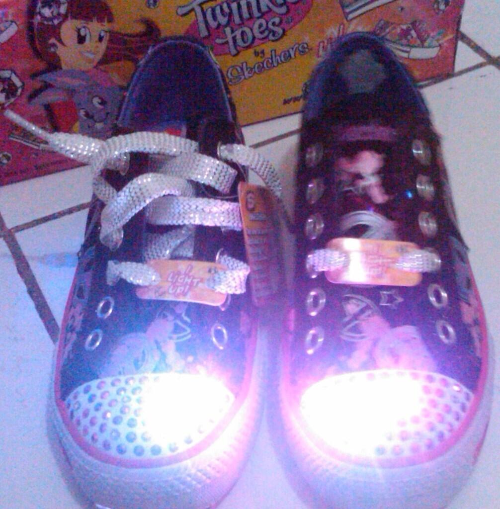 Terjual BNIB Sepatu Anak  Perempuan Pakai Lampu LED Bisa  