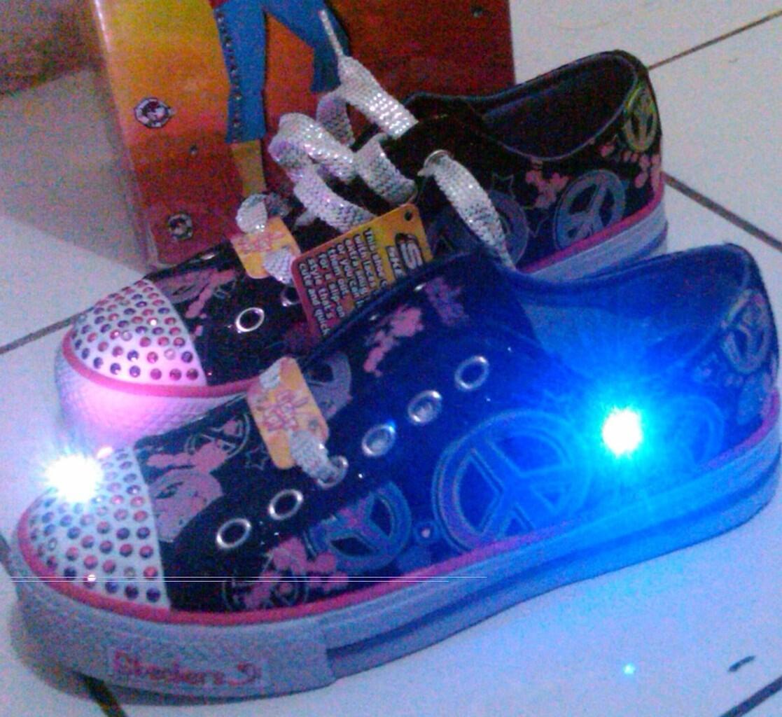 Terjual BNIB Sepatu Anak Perempuan Pakai Lampu LED Bisa 