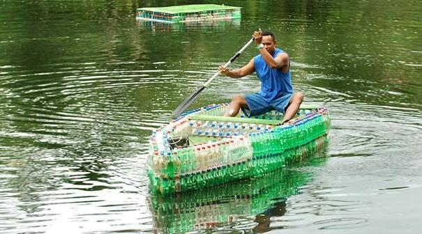 Kreatif! Lelaki Fiji Ini Buat Perahu dari 600 Botol Plastik Bekas