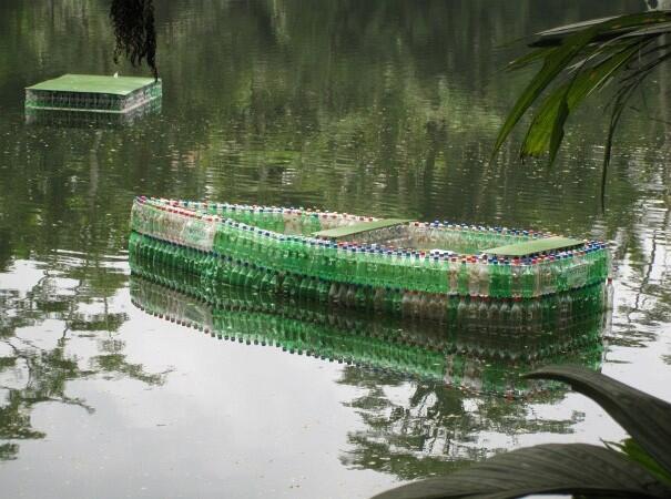 Kreatif! Lelaki Fiji Ini Buat Perahu dari 600 Botol Plastik Bekas