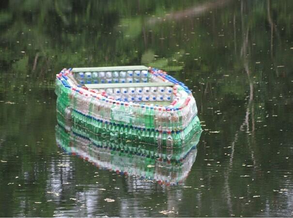 Kreatif! Lelaki Fiji Ini Buat Perahu dari 600 Botol Plastik Bekas
