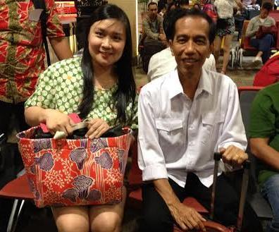 Wanita Seksi pun Minta Foto Bareng Jokowi