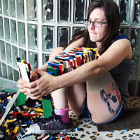 Wanita ini kreatif mewujudkan impian mempunyai 2 kaki