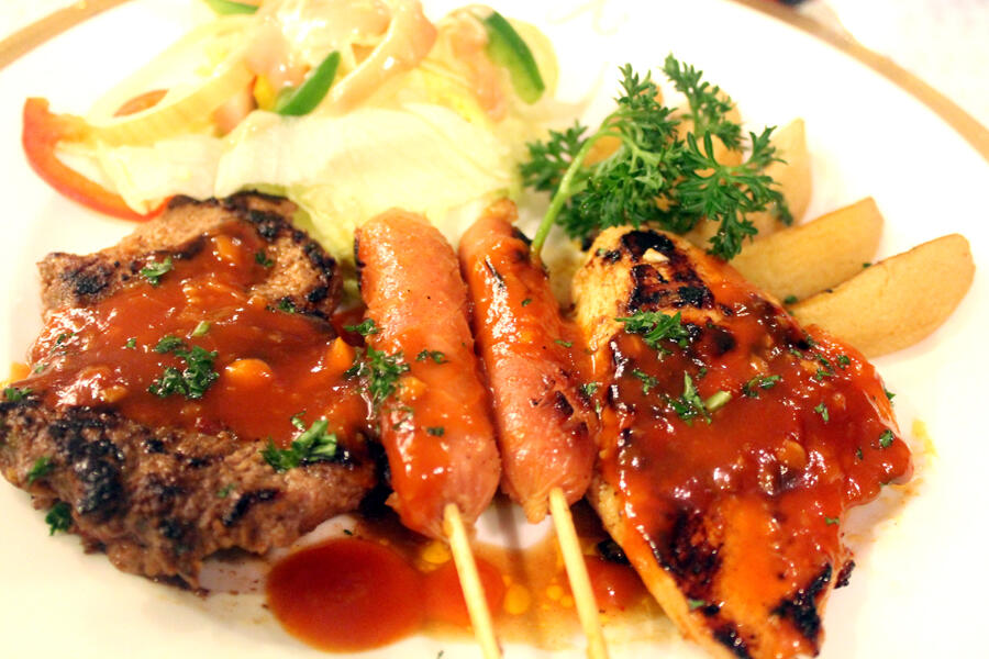 Santap Spesial Menu Barbeque di Kumalawangi Resto