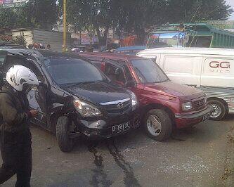 Ada Tabrakan Beruntun Gan di CIbubur. PARAH!! &#91;PICT.&#93;