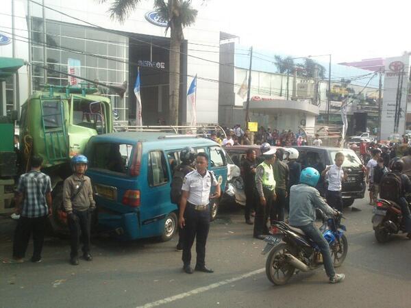 Ada Tabrakan Beruntun Gan di CIbubur. PARAH!! &#91;PICT.&#93;