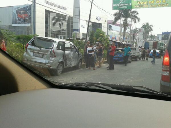 Ada Tabrakan Beruntun Gan di CIbubur. PARAH!! &#91;PICT.&#93;