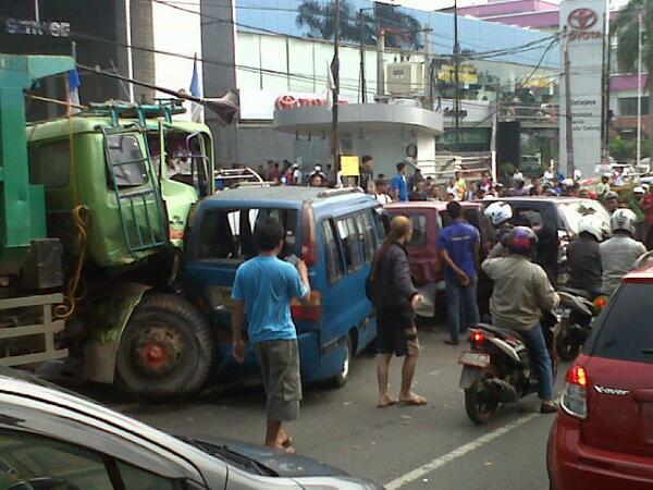 Ada Tabrakan Beruntun Gan di CIbubur. PARAH!! &#91;PICT.&#93;