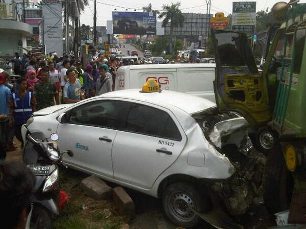 Ada Tabrakan Beruntun Gan di CIbubur. PARAH!! &#91;PICT.&#93;