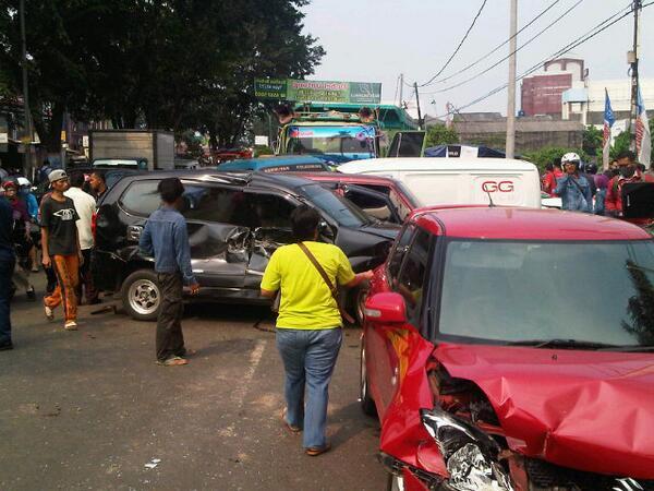 Ada Tabrakan Beruntun Gan di CIbubur. PARAH!! &#91;PICT.&#93;