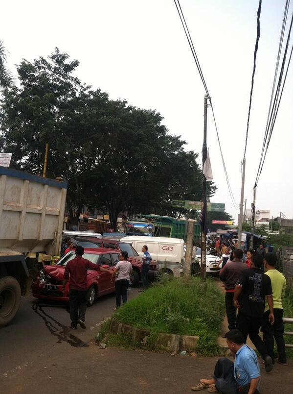 Ada Tabrakan Beruntun Gan di CIbubur. PARAH!! &#91;PICT.&#93;