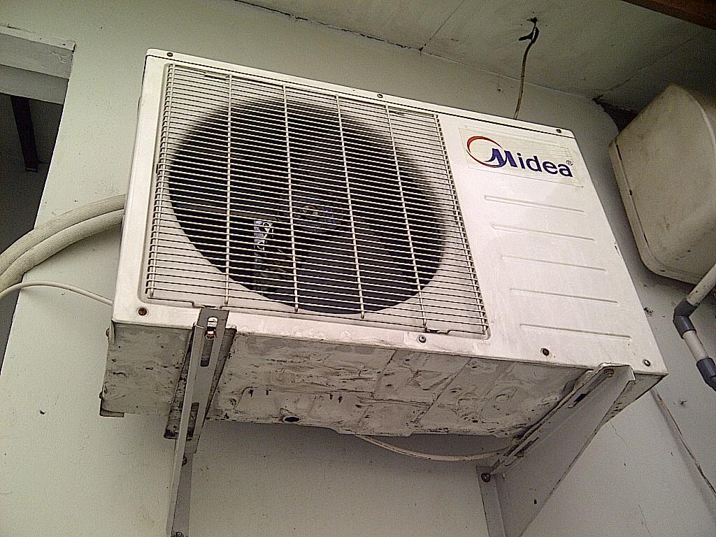 Di jual 2 Unit AC Midea 1,5 PK