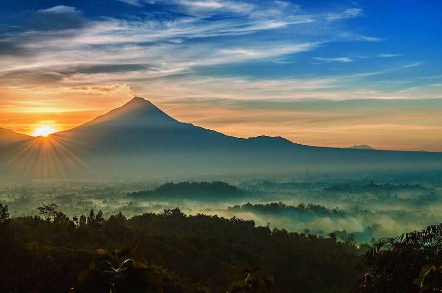 Punthuk Setumbu - Keindahan Matahari Terbit dan Siluet Borobudur