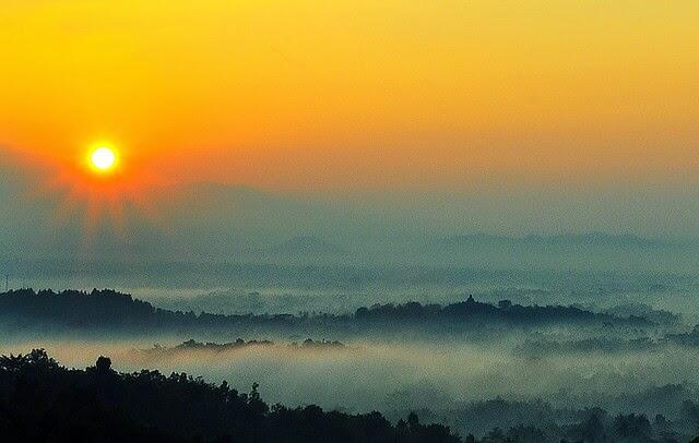 Punthuk Setumbu - Keindahan Matahari Terbit dan Siluet Borobudur