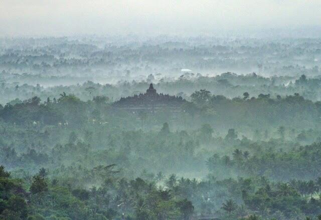 Punthuk Setumbu - Keindahan Matahari Terbit dan Siluet Borobudur