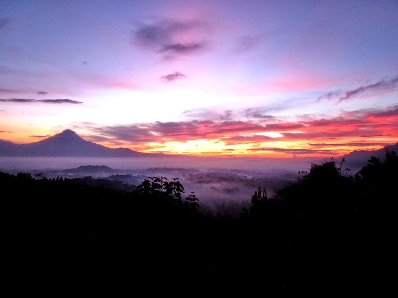 Punthuk Setumbu - Keindahan Matahari Terbit dan Siluet Borobudur