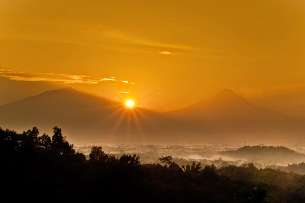 Punthuk Setumbu - Keindahan Matahari Terbit dan Siluet Borobudur