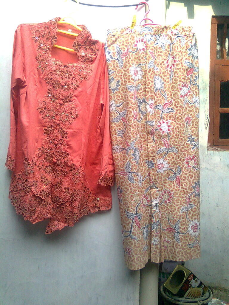 Terjual DIJUAL KEBAYA  ENCIM WARNA  PINK SALEM  BAWAHAN ROK 