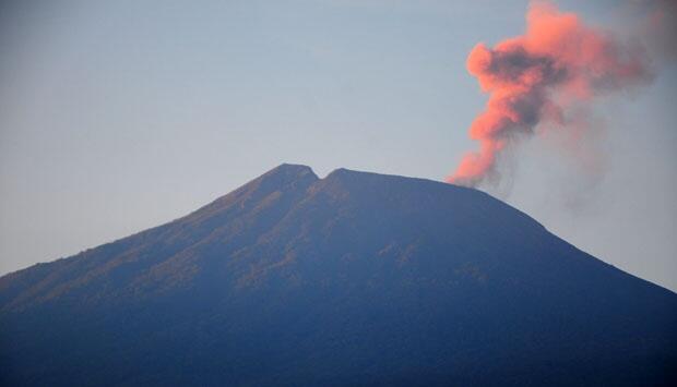 (WARNING) BANYUMAS DAN SEKITARNYA GUNUNG SLAMET ERUPSI !!