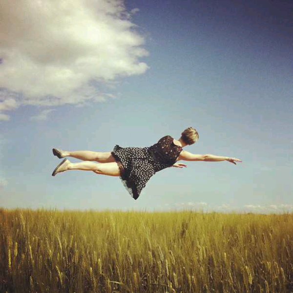 Keren, Foto Levitasi Ini Hanya Diambil Dengan Menggunakan iPhone