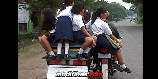 Foto-foto Mirisnya Transportasi Anak Sekolah Di Indonesia