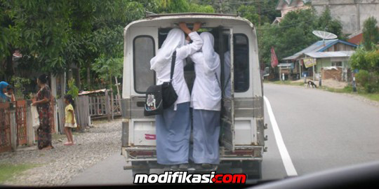 Foto-foto Mirisnya Transportasi Anak Sekolah Di Indonesia