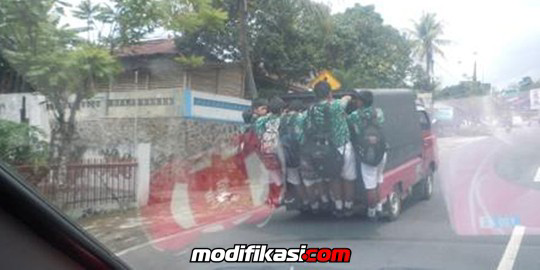 Foto-foto Mirisnya Transportasi Anak Sekolah Di Indonesia