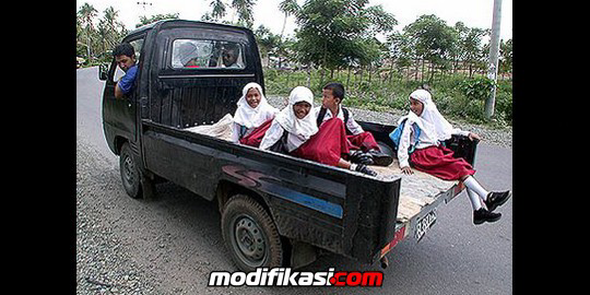 Foto-foto Mirisnya Transportasi Anak Sekolah Di Indonesia