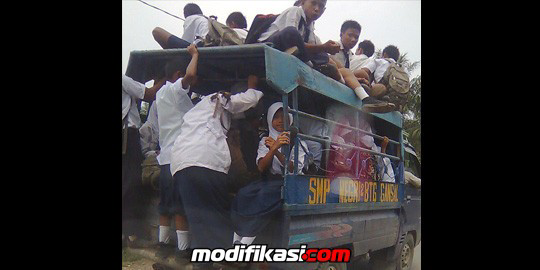 Foto-foto Mirisnya Transportasi Anak Sekolah Di Indonesia