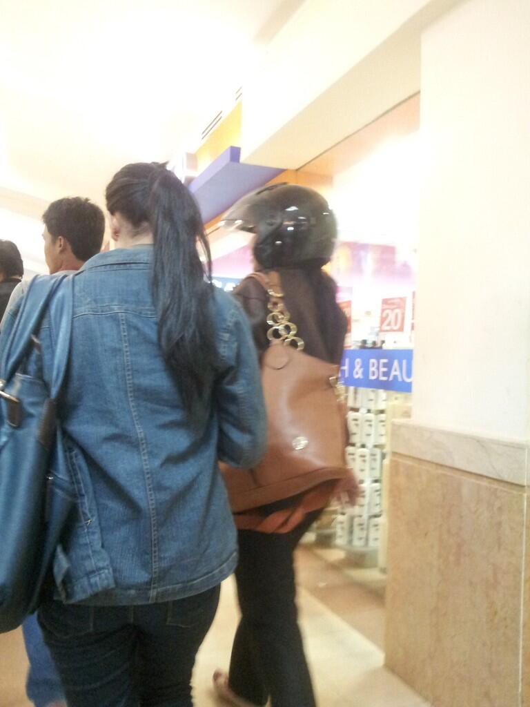 Wanita Sekarang Pake Helm Di Dalem Mall