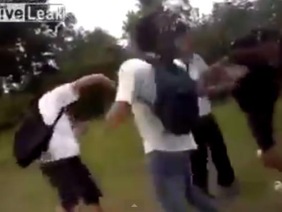 Suka gw lihat 2 pembuli pelajar dihajar oleh seorang pria &quot;keadilan&quot;
