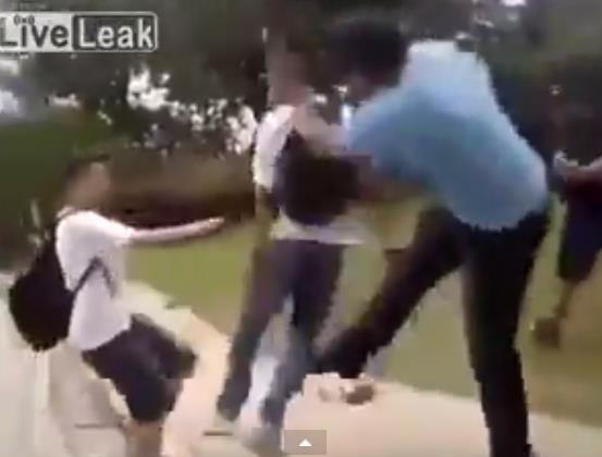 Suka gw lihat 2 pembuli pelajar dihajar oleh seorang pria &quot;keadilan&quot;