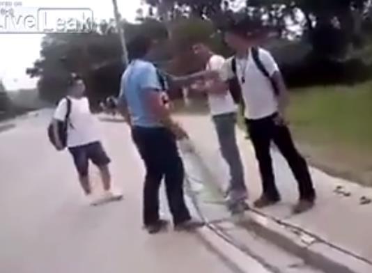 Suka gw lihat 2 pembuli pelajar dihajar oleh seorang pria &quot;keadilan&quot;