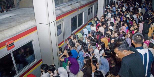 Commuter Line vs Transjakarta, Pilih mana Gan?