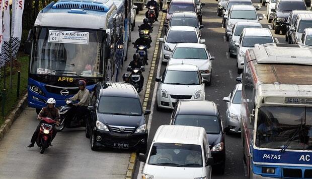 Commuter Line vs Transjakarta, Pilih mana Gan?