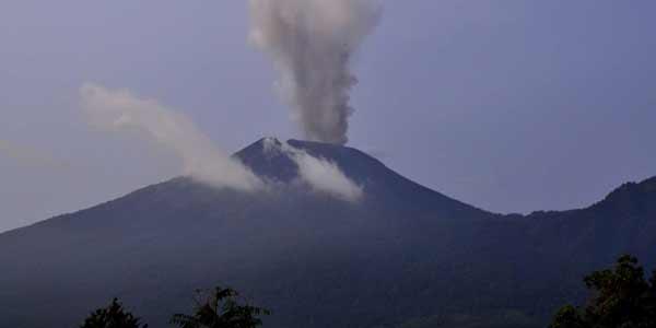 Letusan Gunung Merapi dan Slamet Perlambang Dua Kandidat Presiden